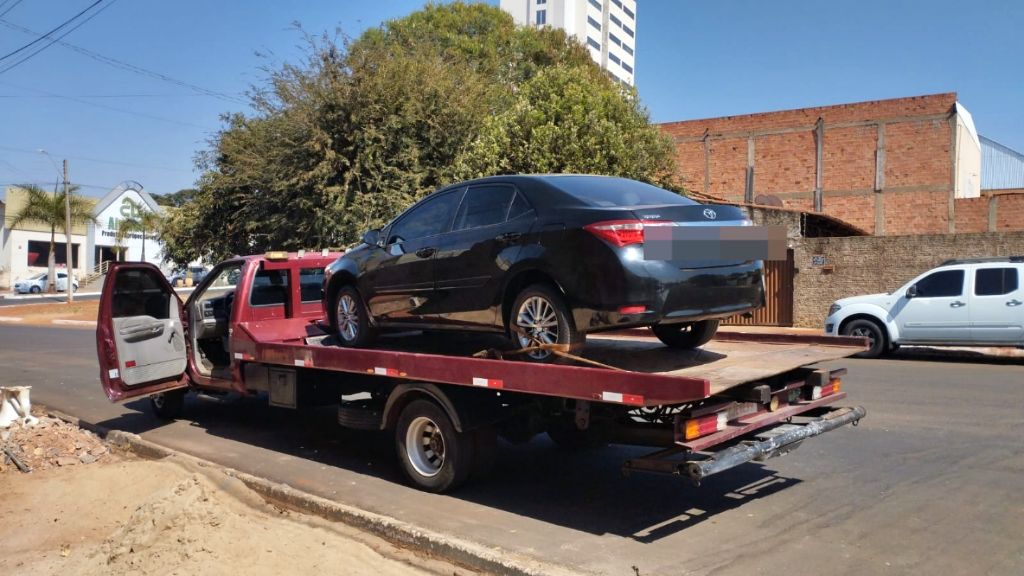 Automóvel transportado pelo guincho Auto Socorro Leitão
