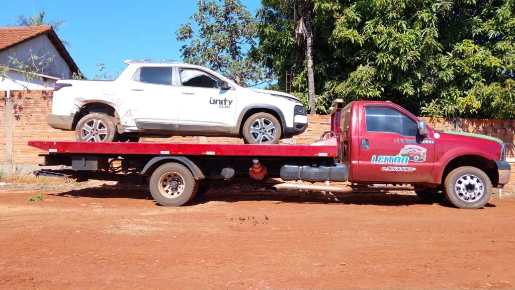 Picape transportada em caminhão plataforma