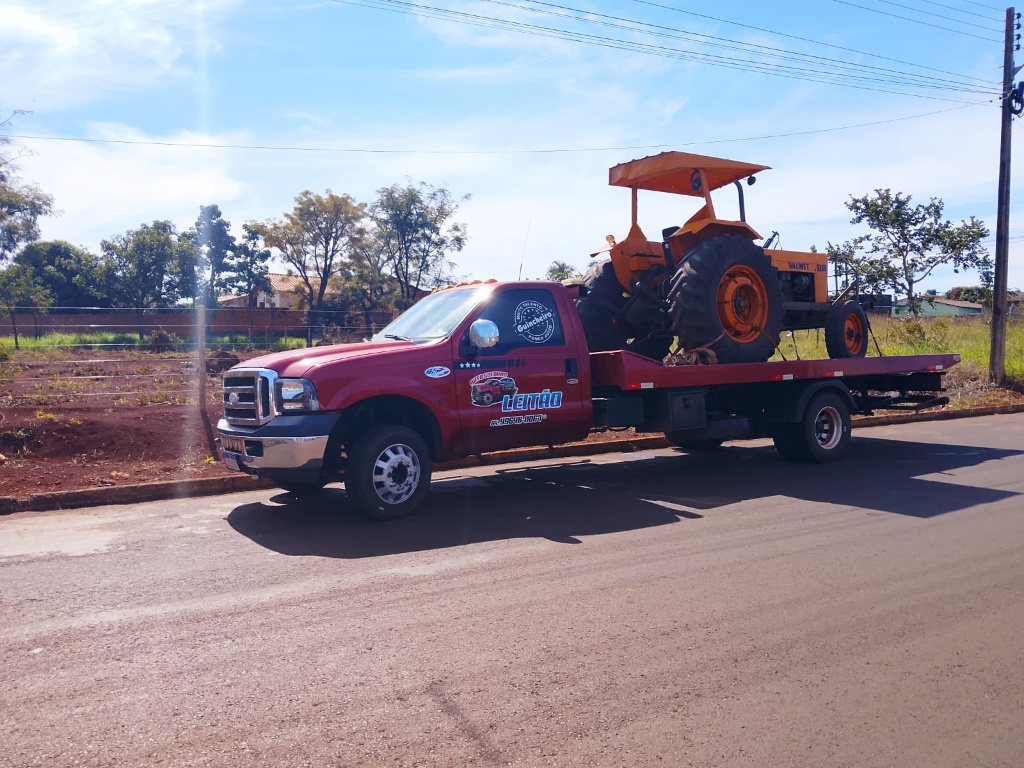 Trator transportado pelo Auto Socorro Leitão